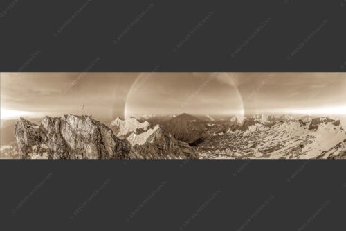Kletterer am Zugspitzgipfel. Blick über Gipfel und Jubiläumsgrat zur Alpspitze im Wettersteingebirge - Magie 4:1 sepia -- Klettern an der Zugspitze - mehr Infos bei www.Kriner-Weiermann.de