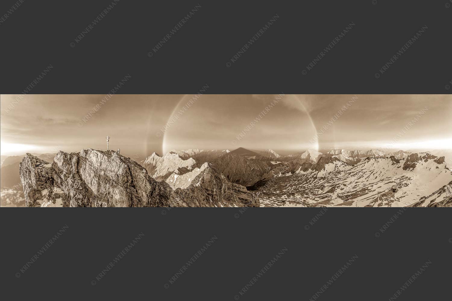 Kletterer am Zugspitzgipfel. Blick über Gipfel und Jubiläumsgrat zur Alpspitze im Wettersteingebirge - Magie 4:1 sepia -- Klettern an der Zugspitze - mehr Infos bei www.Kriner-Weiermann.de
