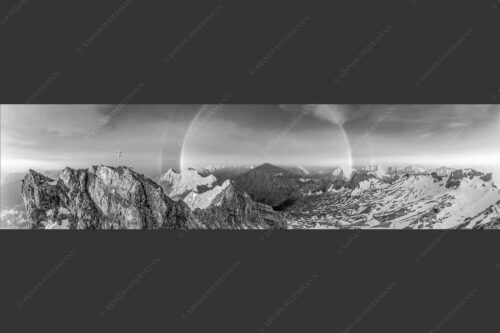 Kletterer am Zugspitzgipfel. Blick über Gipfel und Jubiläumsgrat zur Alpspitze im Wettersteingebirge - Magie 4:1 sw -- Klettern an der Zugspitze - mehr Infos bei www.Kriner-Weiermann.de