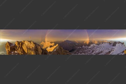 Kletterer am Zugspitzgipfel. Blick über Gipfel und Jubiläumsgrat zur Alpspitze im Wettersteingebirge - Magie 5:1  -- Klettern an der Zugspitze - mehr Infos bei www.Kriner-Weiermann.de