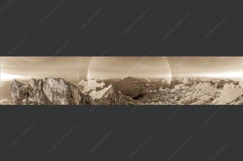 Kletterer am Zugspitzgipfel. Blick über Gipfel und Jubiläumsgrat zur Alpspitze im Wettersteingebirge - Magie 5:1 sepia -- Klettern an der Zugspitze - mehr Infos bei www.Kriner-Weiermann.de