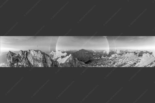 Kletterer am Zugspitzgipfel. Blick über Gipfel und Jubiläumsgrat zur Alpspitze im Wettersteingebirge - Magie 5:1 sw -- Klettern an der Zugspitze - mehr Infos bei www.Kriner-Weiermann.de