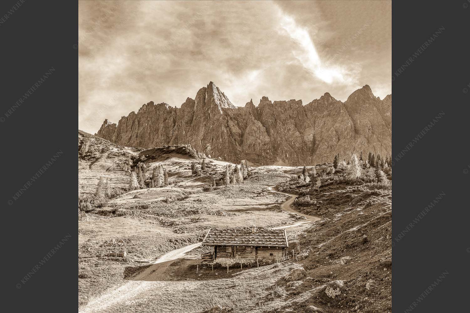 Blick über die Ladizalm zur Lalidererspitze im Karwendelgebirge - Malerisches Karwendel 1:1 sepia -- Ladizalm im Karwendel - mehr Infos bei www.Kriner-Weiermann.de