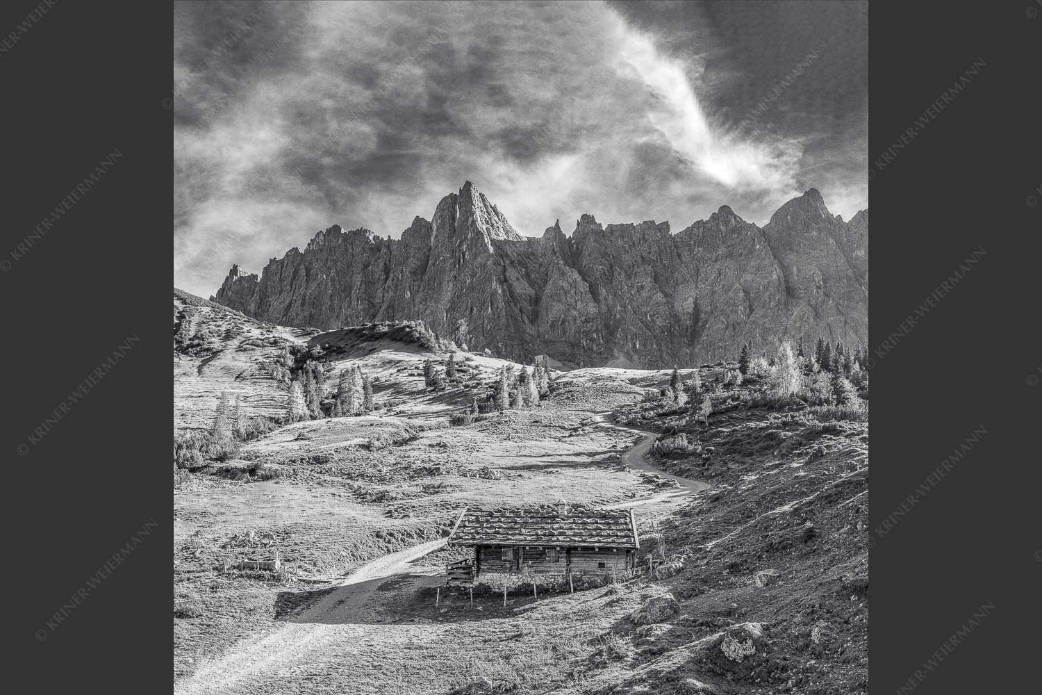 Blick über die Ladizalm zur Lalidererspitze im Karwendelgebirge - Malerisches Karwendel 1:1 sw -- Ladizalm im Karwendel - mehr Infos bei www.Kriner-Weiermann.de