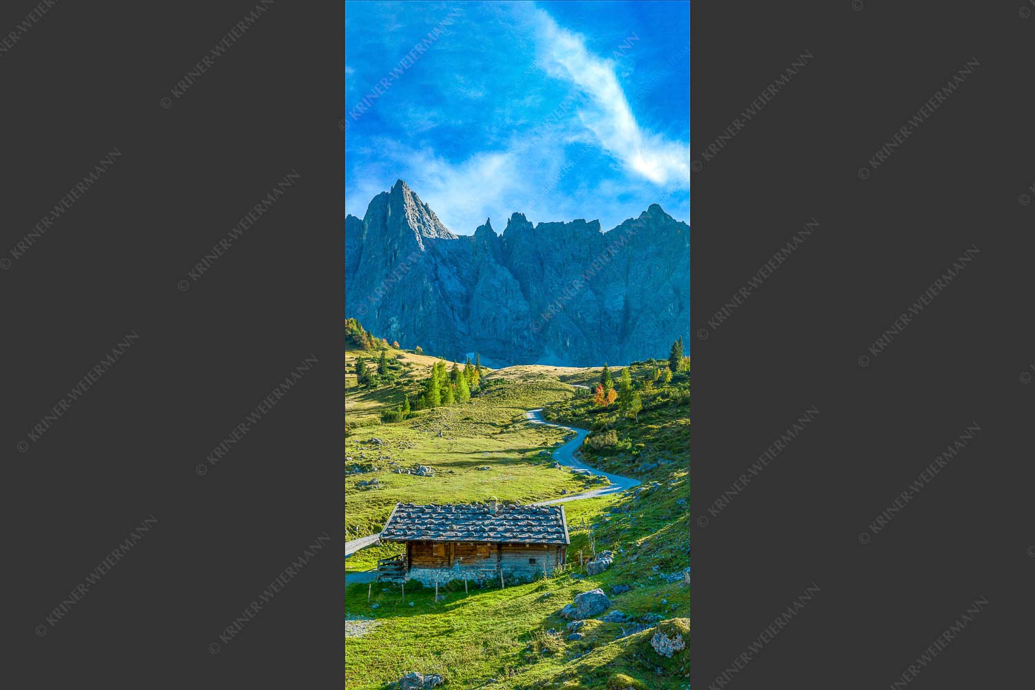 Blick über die Ladizalm zur Lalidererspitze im Karwendelgebirge - Malerisches Karwendel 1:2  -- Ladizalm im Karwendel - mehr Infos bei www.Kriner-Weiermann.de