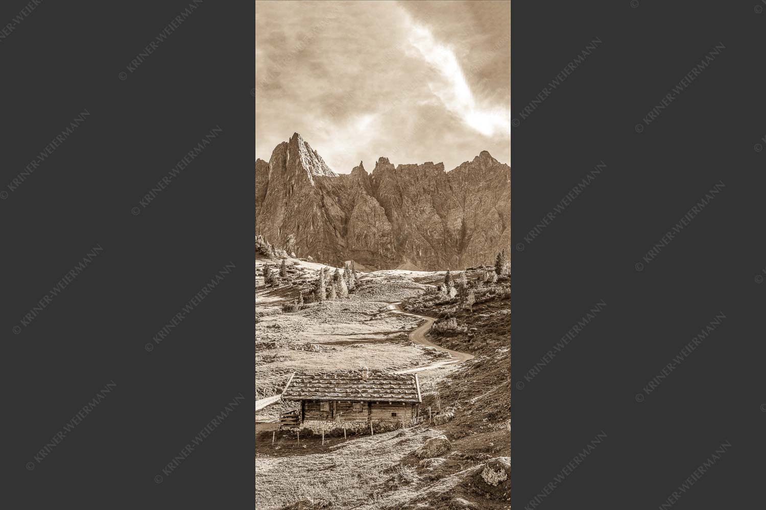 Blick über die Ladizalm zur Lalidererspitze im Karwendelgebirge - Malerisches Karwendel 1:2 sepia -- Ladizalm im Karwendel - mehr Infos bei www.Kriner-Weiermann.de