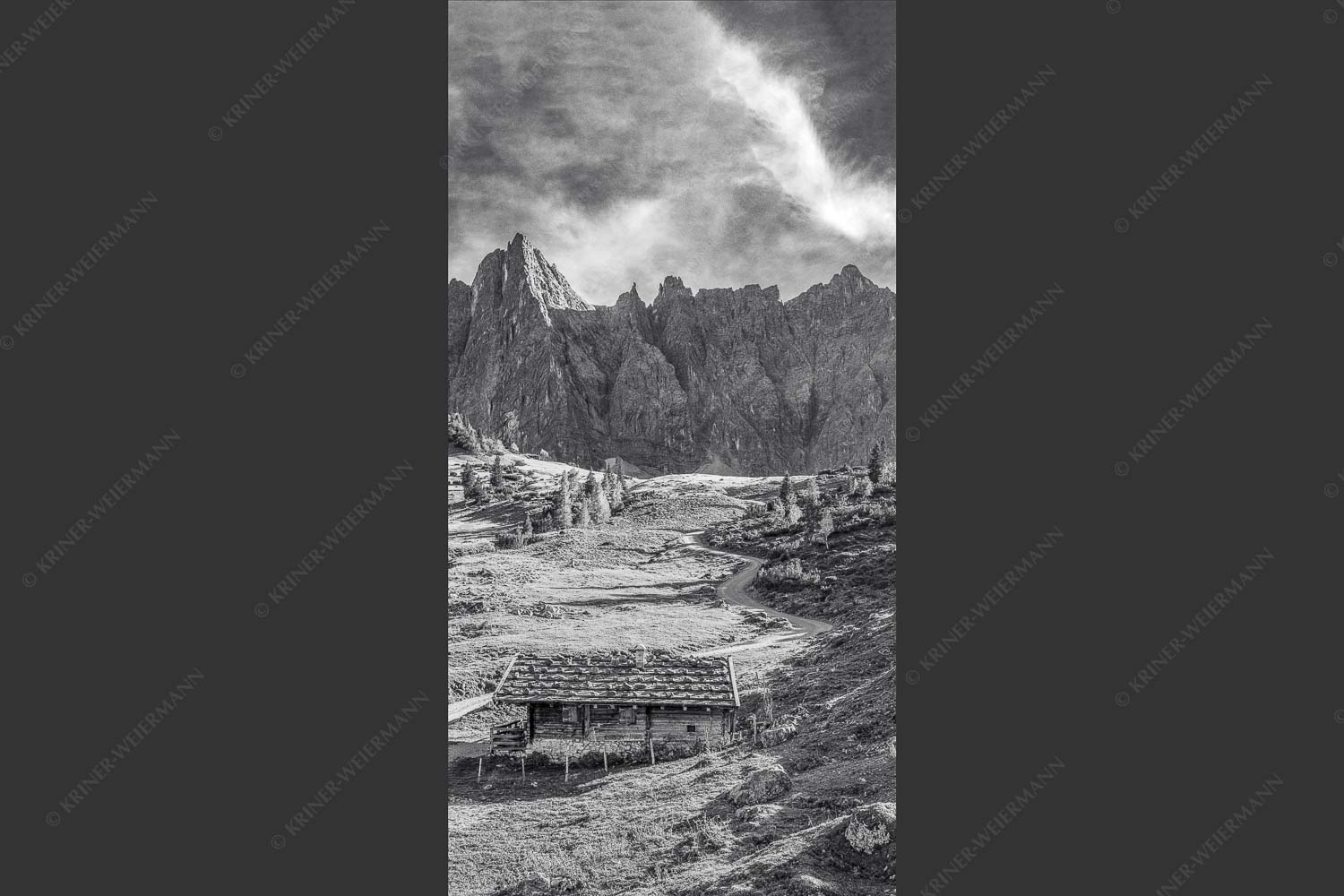 Blick über die Ladizalm zur Lalidererspitze im Karwendelgebirge - Malerisches Karwendel 1:2 sw -- Ladizalm im Karwendel - mehr Infos bei www.Kriner-Weiermann.de