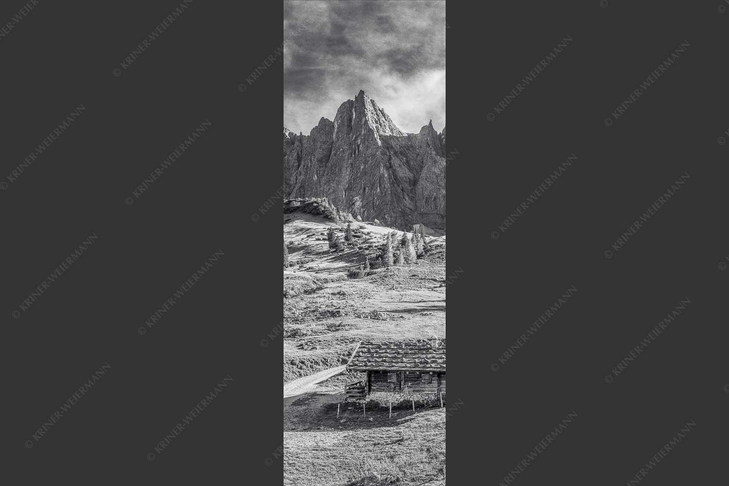 Blick über die Ladizalm zur Lalidererspitze im Karwendelgebirge - Malerisches Karwendel 1:3 sw -- Ladizalm im Karwendel - mehr Infos bei www.Kriner-Weiermann.de