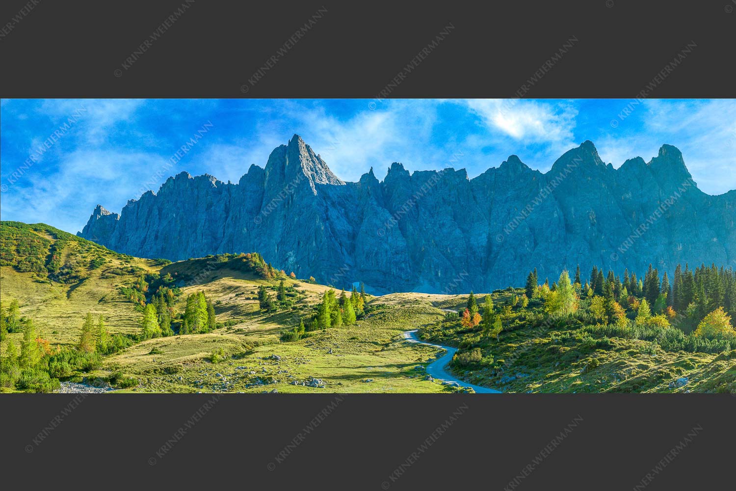 Blick über die Ladizalm zur Lalidererspitze im Karwendelgebirge - Malerisches Karwendel 2,5:1  -- Ladizalm im Karwendel - mehr Infos bei www.Kriner-Weiermann.de