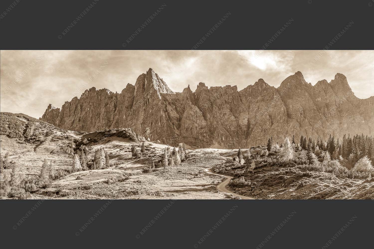 Blick über die Ladizalm zur Lalidererspitze im Karwendelgebirge - Malerisches Karwendel 2,5:1 sepia -- Ladizalm im Karwendel - mehr Infos bei www.Kriner-Weiermann.de