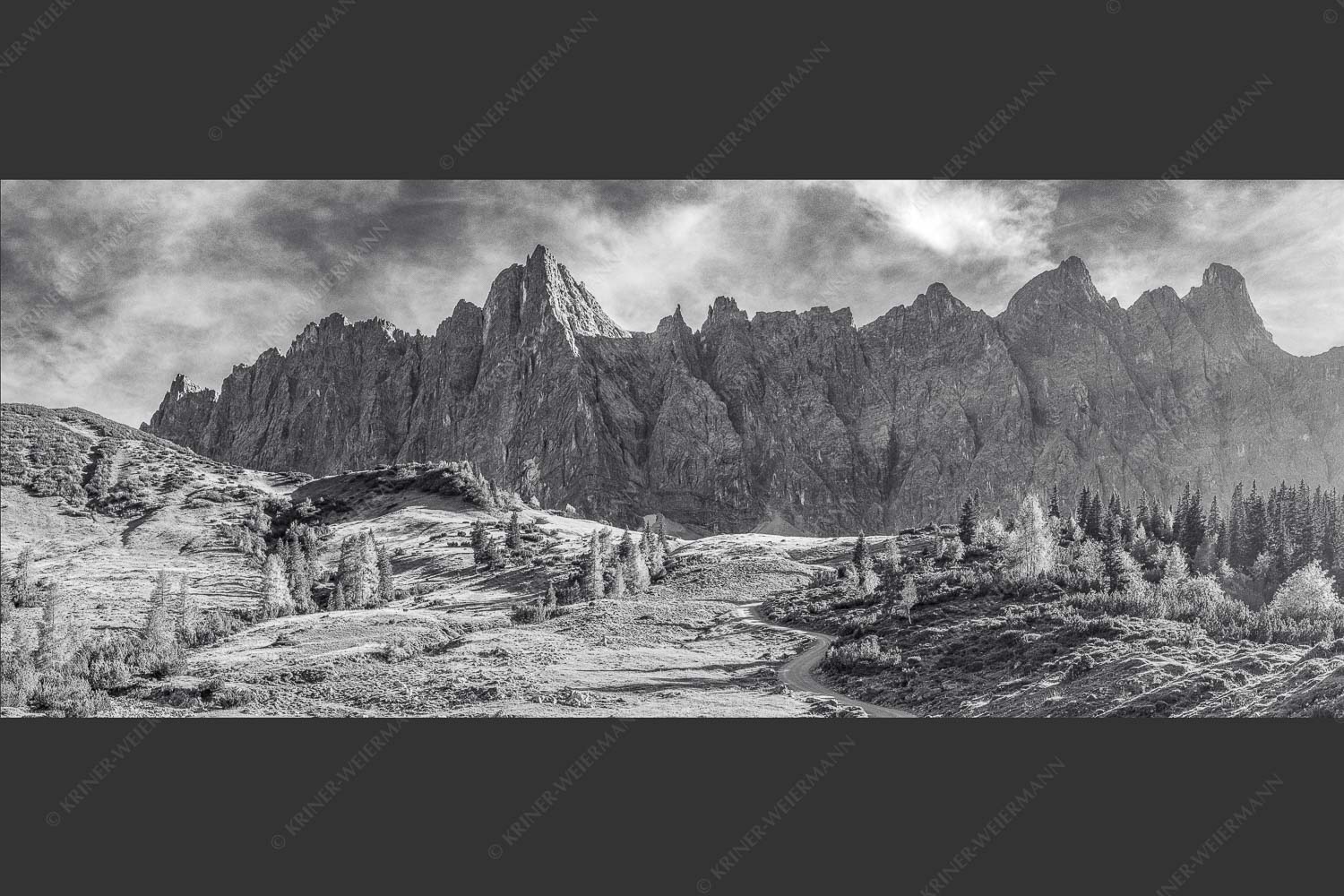 Blick über die Ladizalm zur Lalidererspitze im Karwendelgebirge - Malerisches Karwendel 2,5:1 sw -- Ladizalm im Karwendel - mehr Infos bei www.Kriner-Weiermann.de