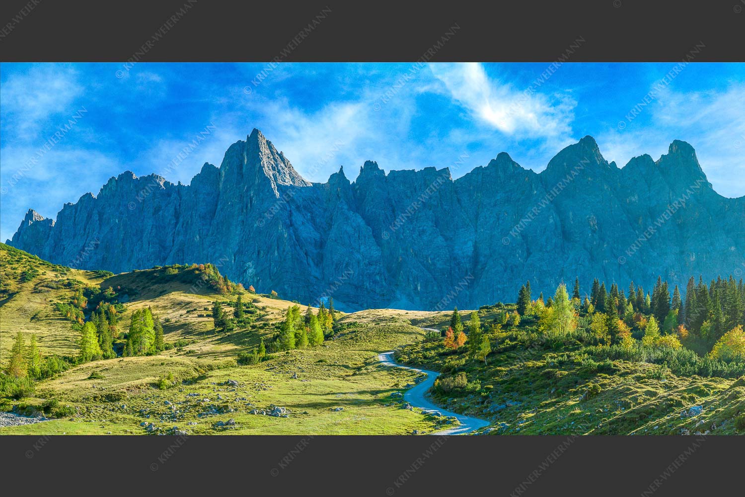 Blick über die Ladizalm zur Lalidererspitze im Karwendelgebirge - Malerisches Karwendel 2:1  -- Ladizalm im Karwendel - mehr Infos bei www.Kriner-Weiermann.de