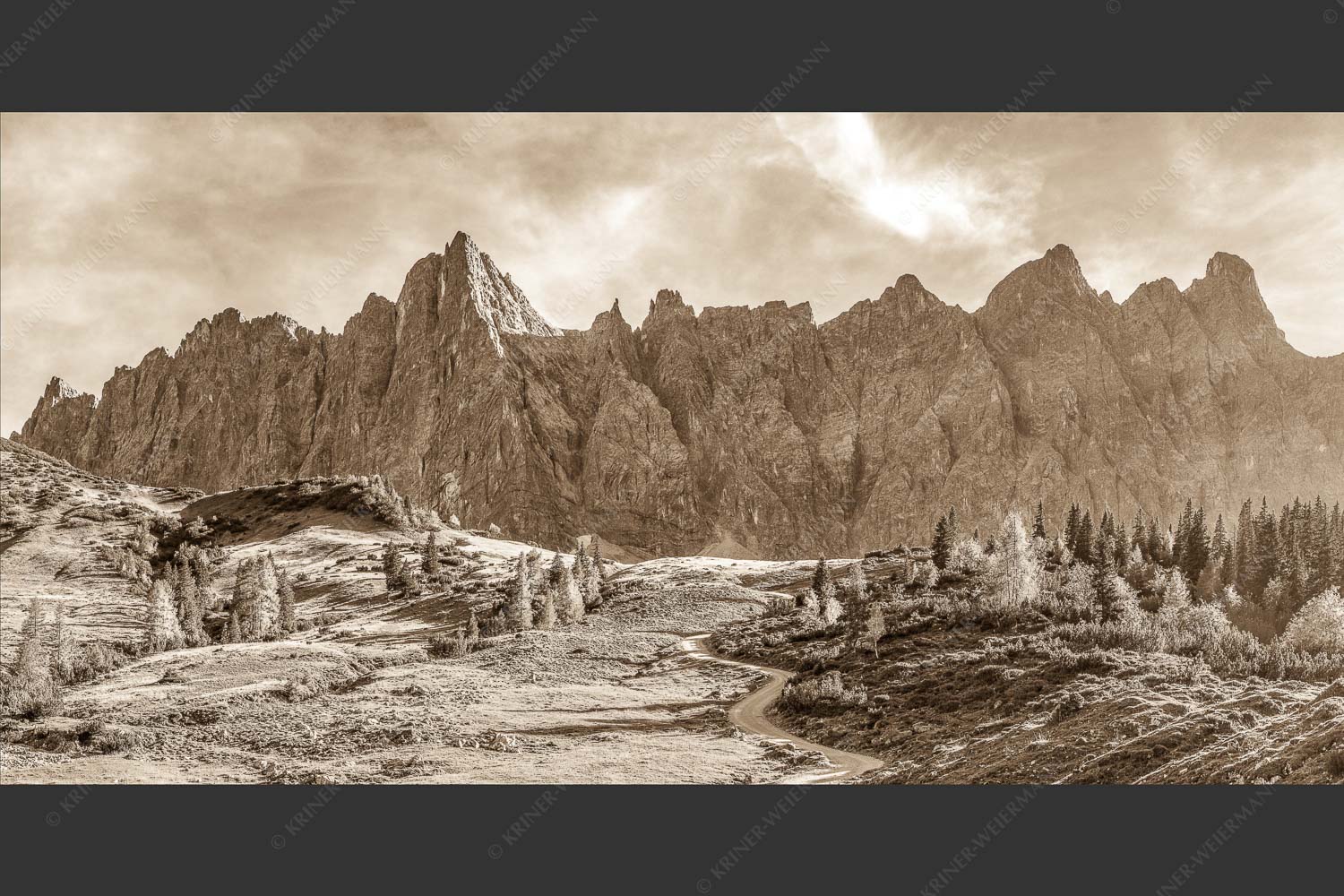 Blick über die Ladizalm zur Lalidererspitze im Karwendelgebirge - Malerisches Karwendel 2:1 sepia -- Ladizalm im Karwendel - mehr Infos bei www.Kriner-Weiermann.de