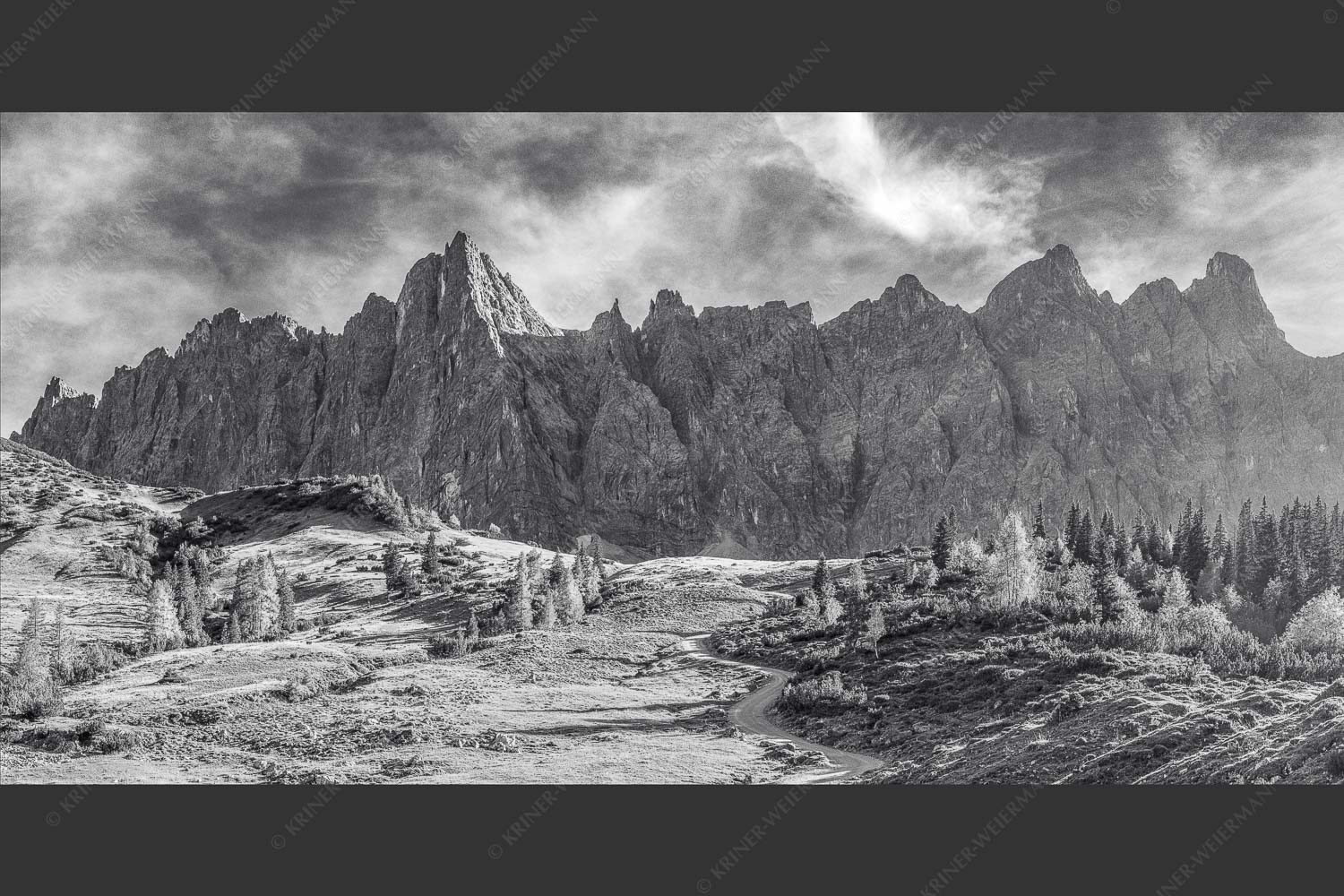 Blick über die Ladizalm zur Lalidererspitze im Karwendelgebirge - Malerisches Karwendel 2:1 sw -- Ladizalm im Karwendel - mehr Infos bei www.Kriner-Weiermann.de