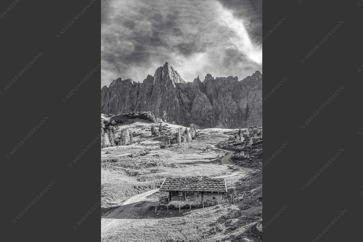 Blick über die Ladizalm zur Lalidererspitze im Karwendelgebirge - Malerisches Karwendel 2:3 sw -- Ladizalm im Karwendel - mehr Infos bei www.Kriner-Weiermann.de