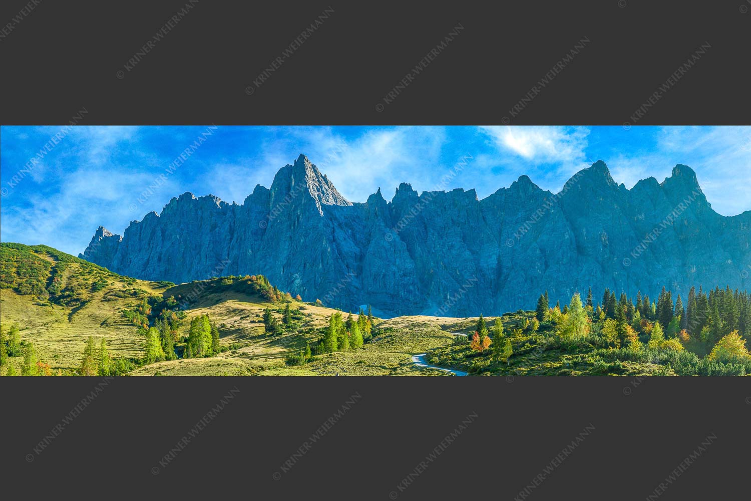 Blick über die Ladizalm zur Lalidererspitze im Karwendelgebirge - Malerisches Karwendel 3:1  -- Ladizalm im Karwendel - mehr Infos bei www.Kriner-Weiermann.de