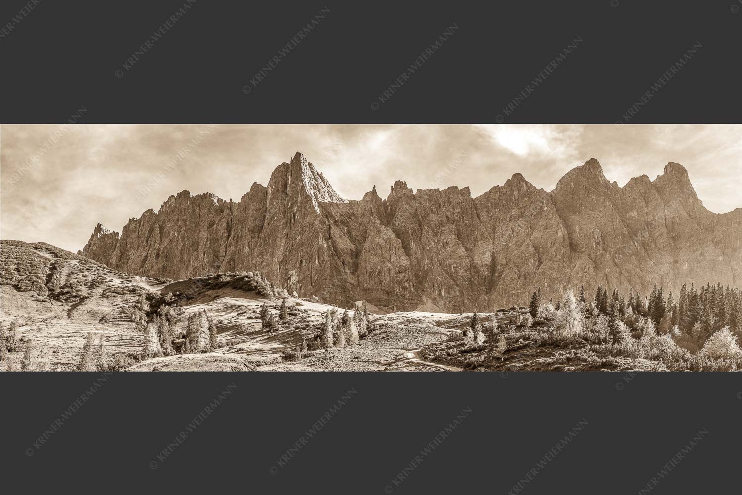 Blick über die Ladizalm zur Lalidererspitze im Karwendelgebirge - Malerisches Karwendel 3:1 sepia -- Ladizalm im Karwendel - mehr Infos bei www.Kriner-Weiermann.de