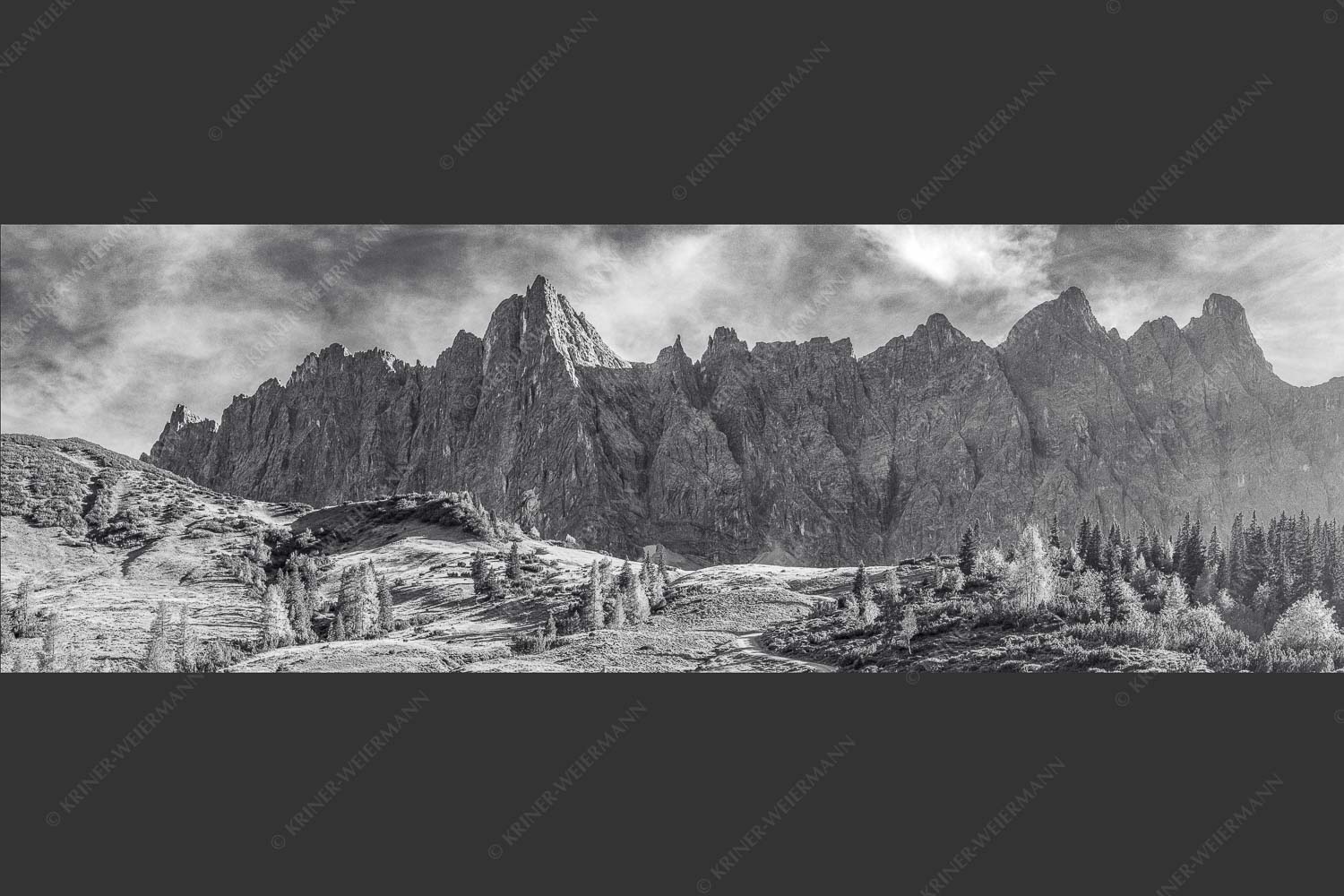 Blick über die Ladizalm zur Lalidererspitze im Karwendelgebirge - Malerisches Karwendel 3:1 sw -- Ladizalm im Karwendel - mehr Infos bei www.Kriner-Weiermann.de