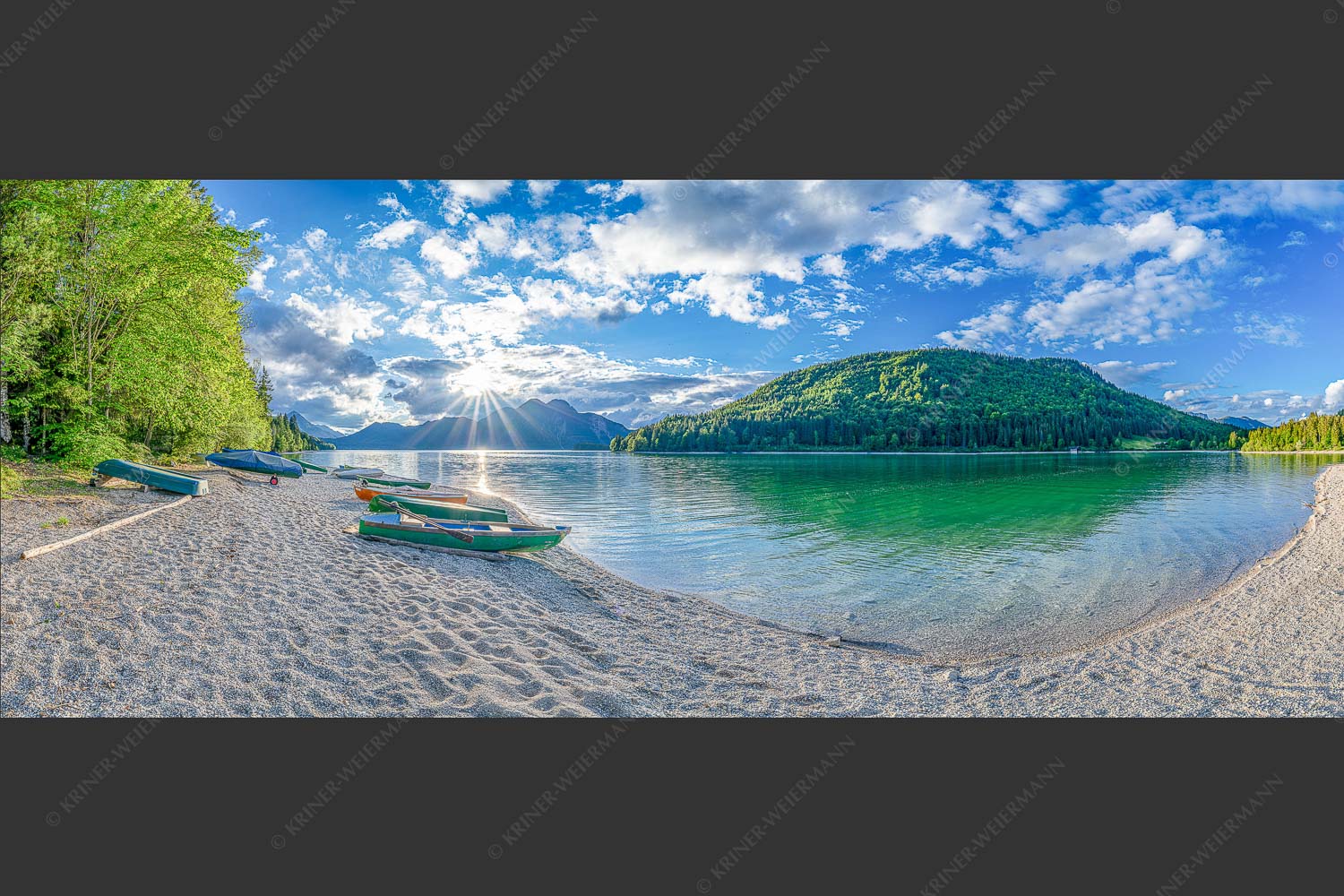 Walchenseeufer bei Niedernach - Mediterran 2,5:1  -- Fischerboote am Walchensee - mehr Infos bei www.Kriner-Weiermann.de