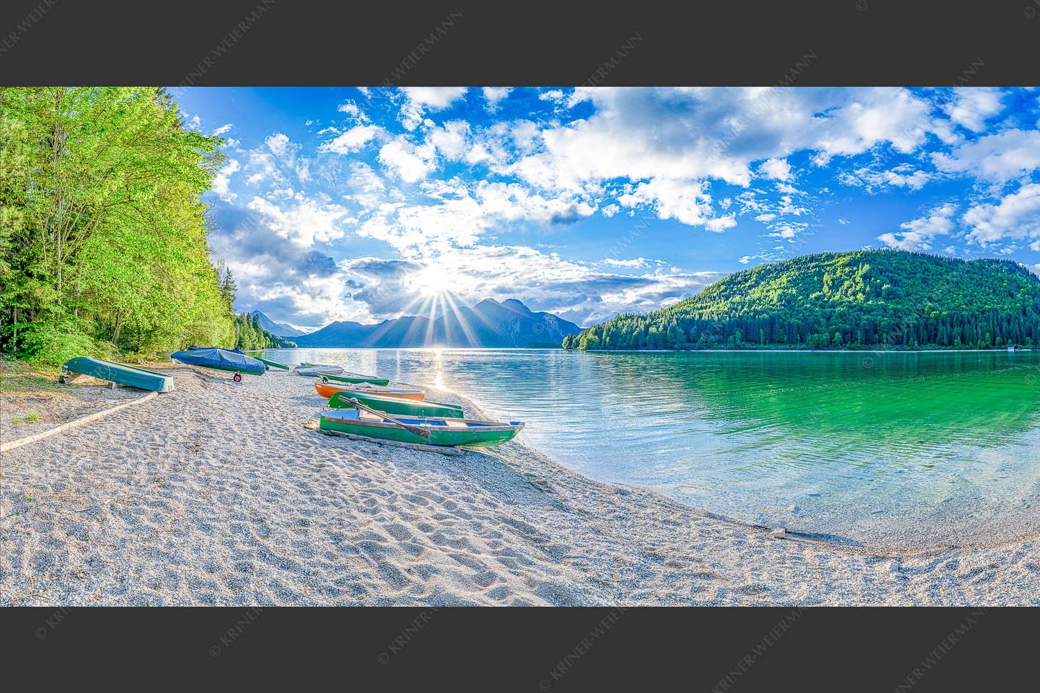 Walchenseeufer bei Niedernach - Mediterran 2:1  -- Fischerboote am Walchensee - mehr Infos bei www.Kriner-Weiermann.de