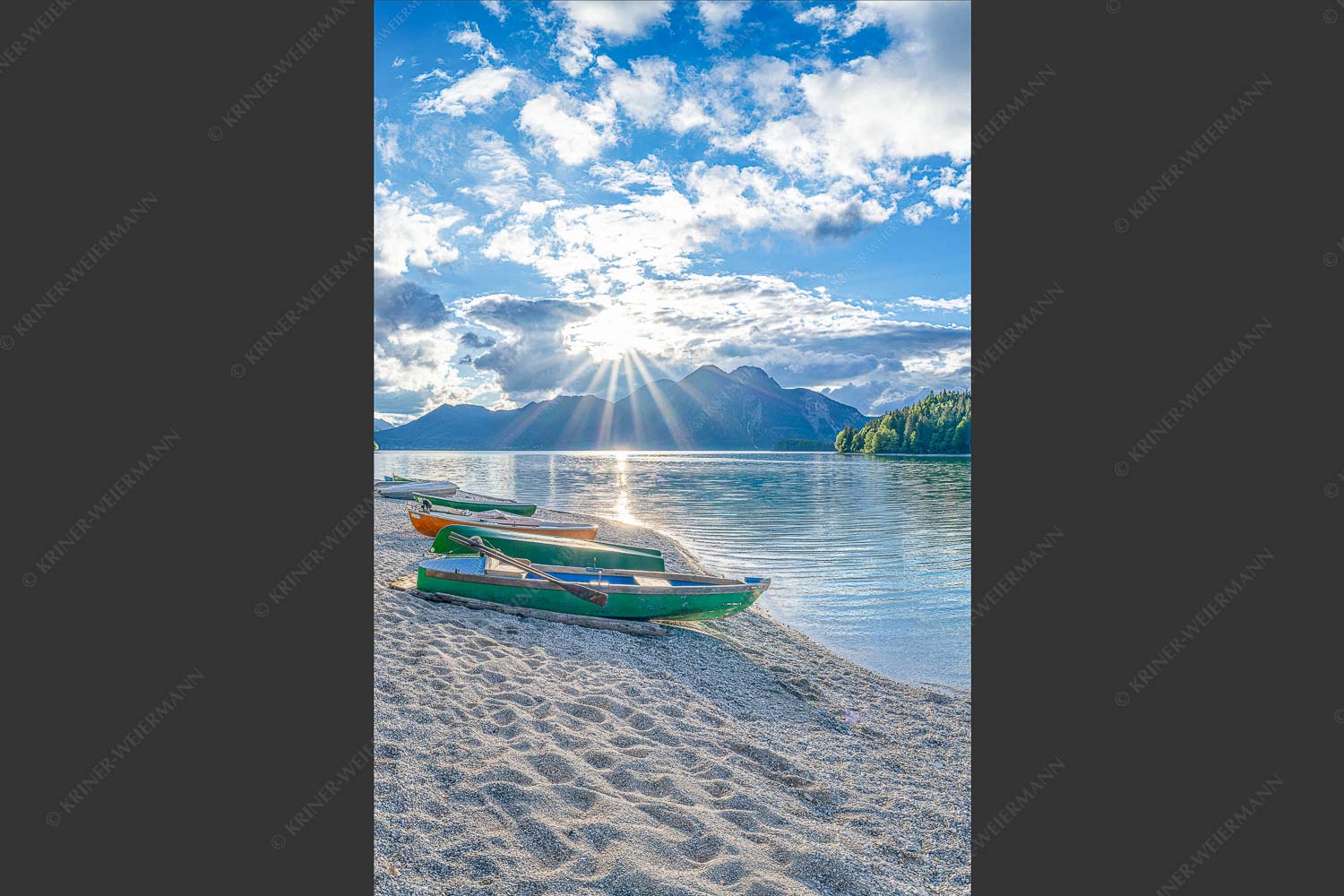 Walchenseeufer bei Niedernach - Mediterran 2:3  -- Fischerboote am Walchensee - mehr Infos bei www.Kriner-Weiermann.de