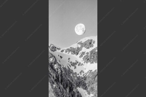 Monduntergang an der Hohen Munde in den Mieminger Bergen - Mond und Munde 1:2 sw -- Hohe Munde Vollmond - mehr Infos bei www.Kriner-Weiermann.de