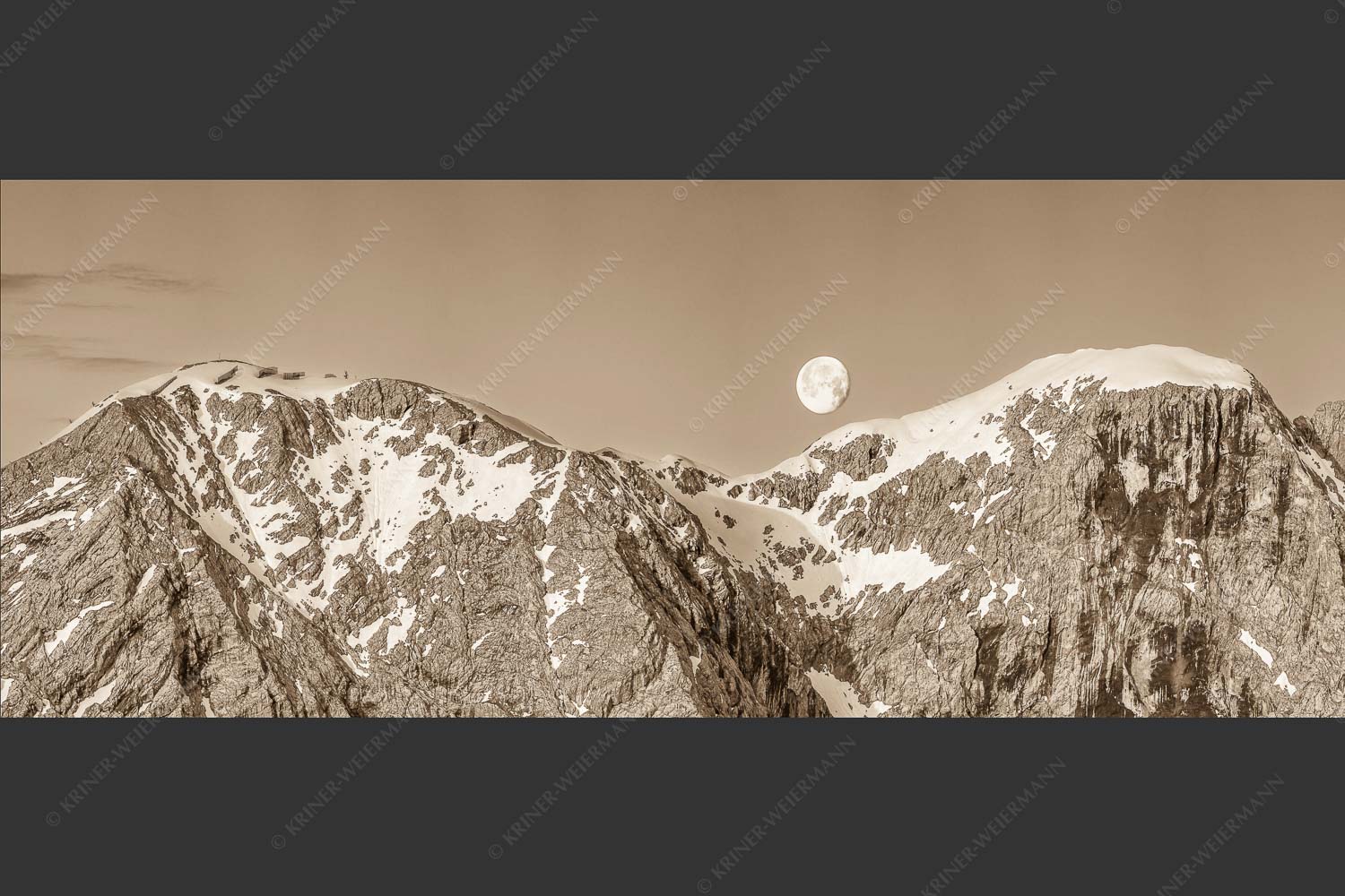 Monduntergang an der Hohen Munde in den Mieminger Bergen - Mond und Munde 2,5:1 sepia -- Hohe Munde Vollmond - mehr Infos bei www.Kriner-Weiermann.de