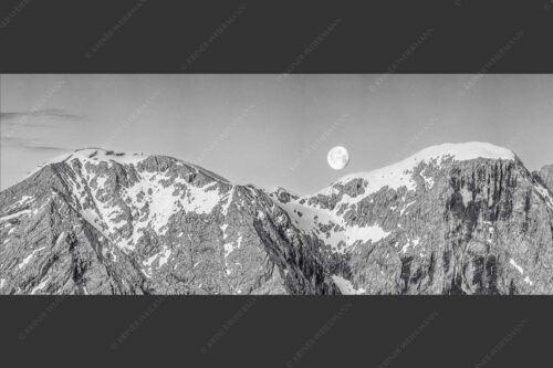 Monduntergang an der Hohen Munde in den Mieminger Bergen - Mond und Munde 2,5:1 sw -- Hohe Munde Vollmond - mehr Infos bei www.Kriner-Weiermann.de
