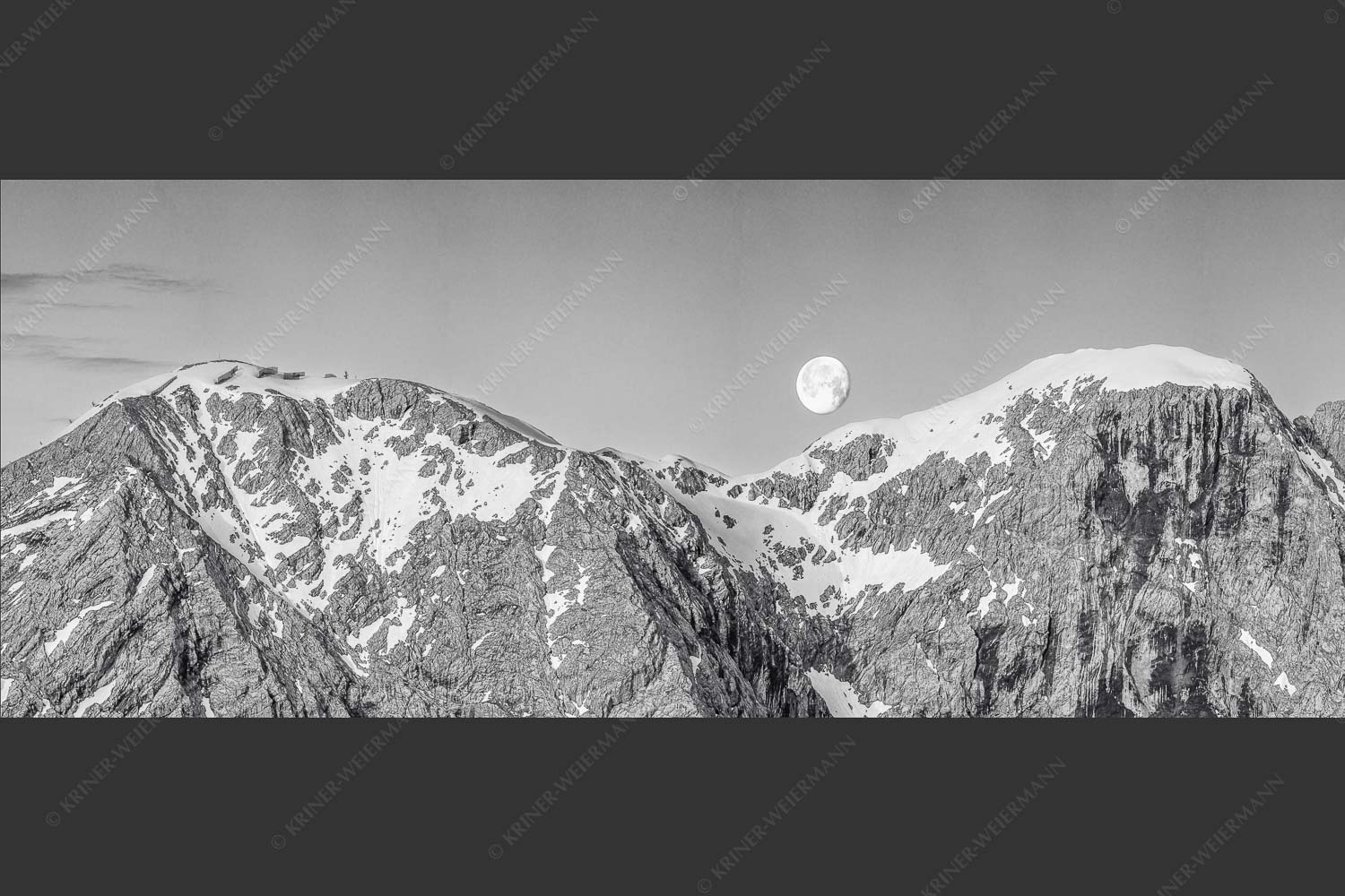 Monduntergang an der Hohen Munde in den Mieminger Bergen - Mond und Munde 2,5:1 sw -- Hohe Munde Vollmond - mehr Infos bei www.Kriner-Weiermann.de