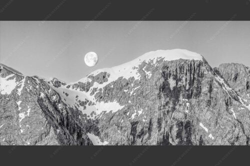 Monduntergang an der Hohen Munde in den Mieminger Bergen - Mond und Munde 2:1 sw -- Hohe Munde Vollmond - mehr Infos bei www.Kriner-Weiermann.de