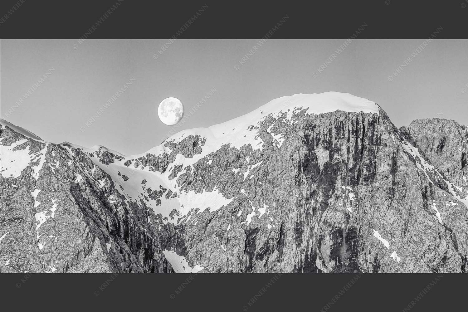 Monduntergang an der Hohen Munde in den Mieminger Bergen - Mond und Munde 2:1 sw -- Hohe Munde Vollmond - mehr Infos bei www.Kriner-Weiermann.de