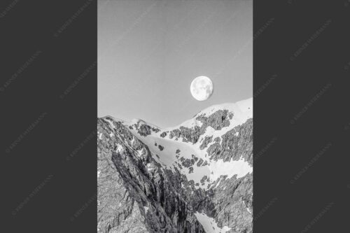 Monduntergang an der Hohen Munde in den Mieminger Bergen - Mond und Munde 2:3 sw -- Hohe Munde Vollmond - mehr Infos bei www.Kriner-Weiermann.de