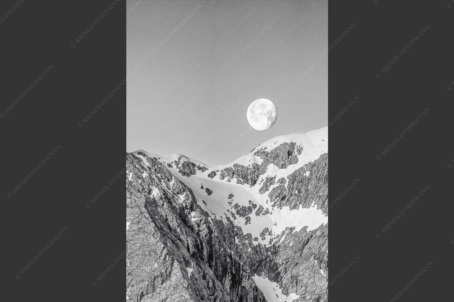 Monduntergang an der Hohen Munde in den Mieminger Bergen - Mond und Munde 2:3 sw -- Hohe Munde Vollmond - mehr Infos bei www.Kriner-Weiermann.de