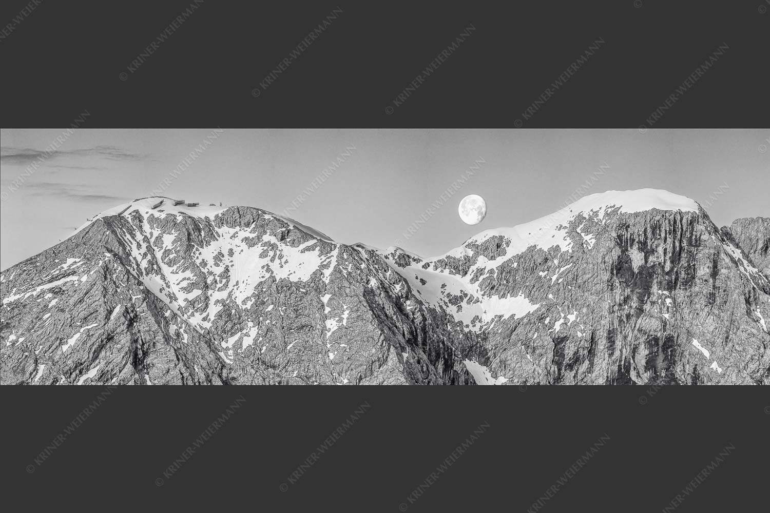 Monduntergang an der Hohen Munde in den Mieminger Bergen - Mond und Munde 3:1 sw -- Hohe Munde Vollmond - mehr Infos bei www.Kriner-Weiermann.de