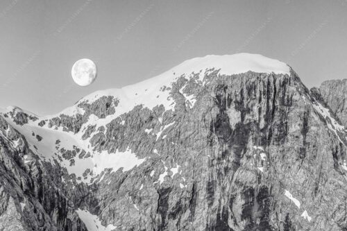 Monduntergang an der Hohen Munde in den Mieminger Bergen - Mond und Munde 3:2 sw -- Hohe Munde Vollmond - mehr Infos bei www.Kriner-Weiermann.de