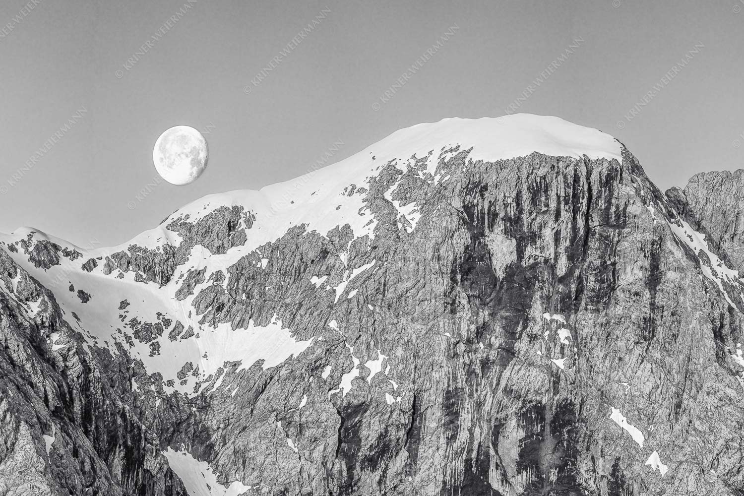 Monduntergang an der Hohen Munde in den Mieminger Bergen - Mond und Munde 3:2 sw -- Hohe Munde Vollmond - mehr Infos bei www.Kriner-Weiermann.de