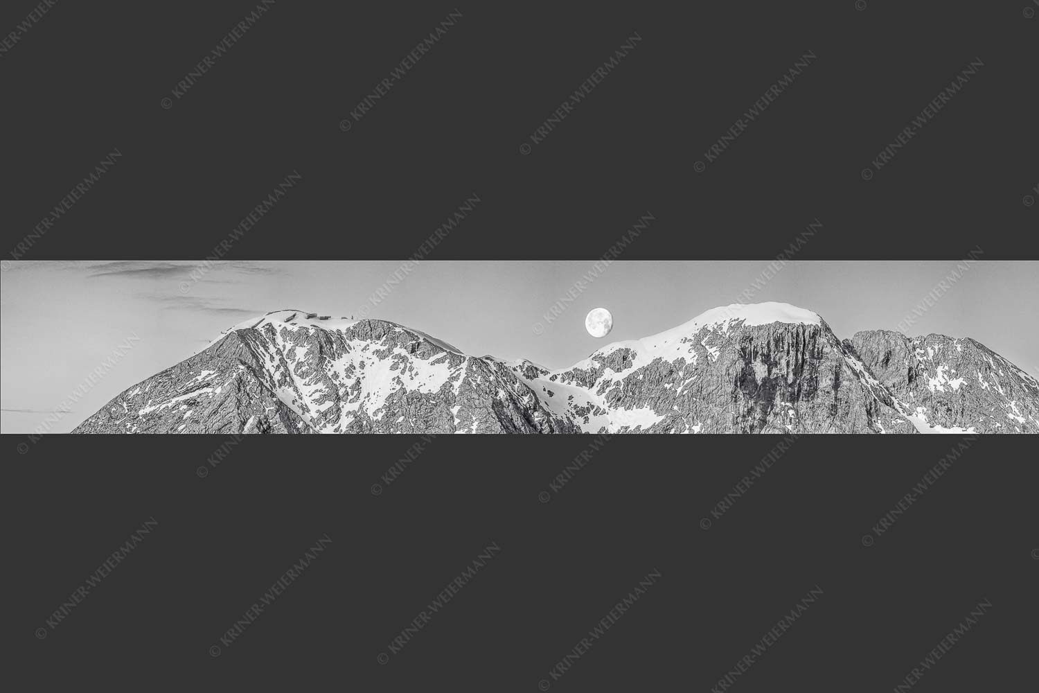 Monduntergang an der Hohen Munde in den Mieminger Bergen - Mond und Munde 6:1 sw -- Hohe Munde Vollmond - mehr Infos bei www.Kriner-Weiermann.de