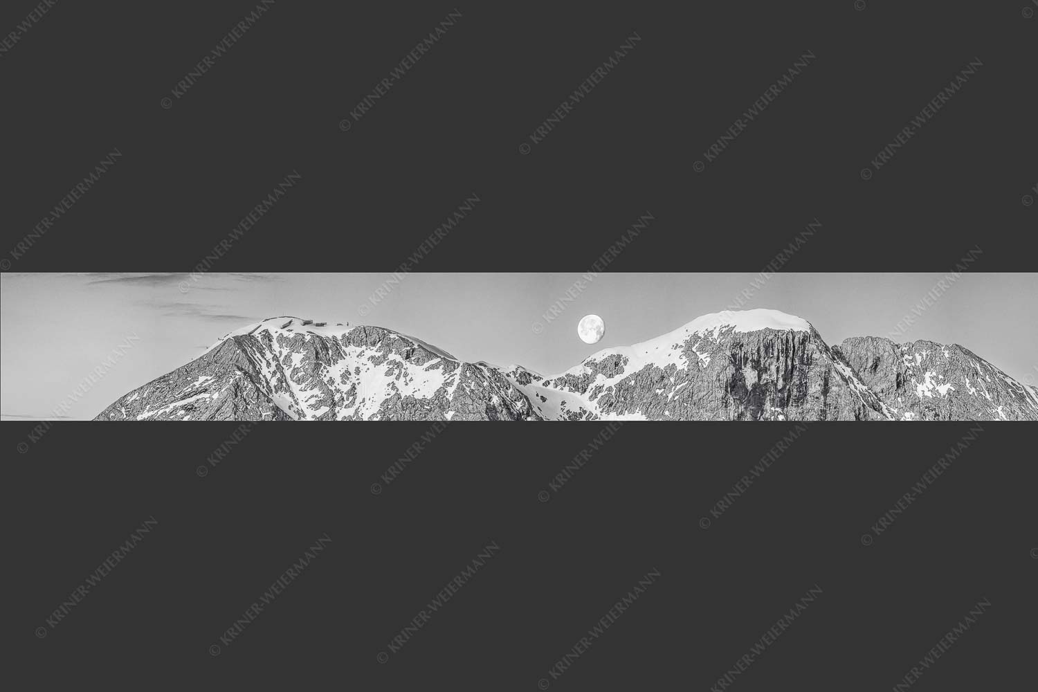 Monduntergang an der Hohen Munde in den Mieminger Bergen - Mond und Munde 7:1 sw -- Hohe Munde Vollmond - mehr Infos bei www.Kriner-Weiermann.de