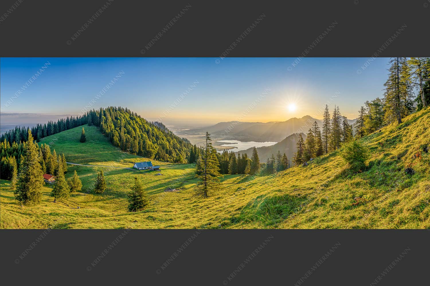 Sonnenaufgang bei der Kaseralm über Kochelsee - Morgensymphonie 2,5:1  -- Kaseralm unter Heimgarten - mehr Infos bei www.Kriner-Weiermann.de