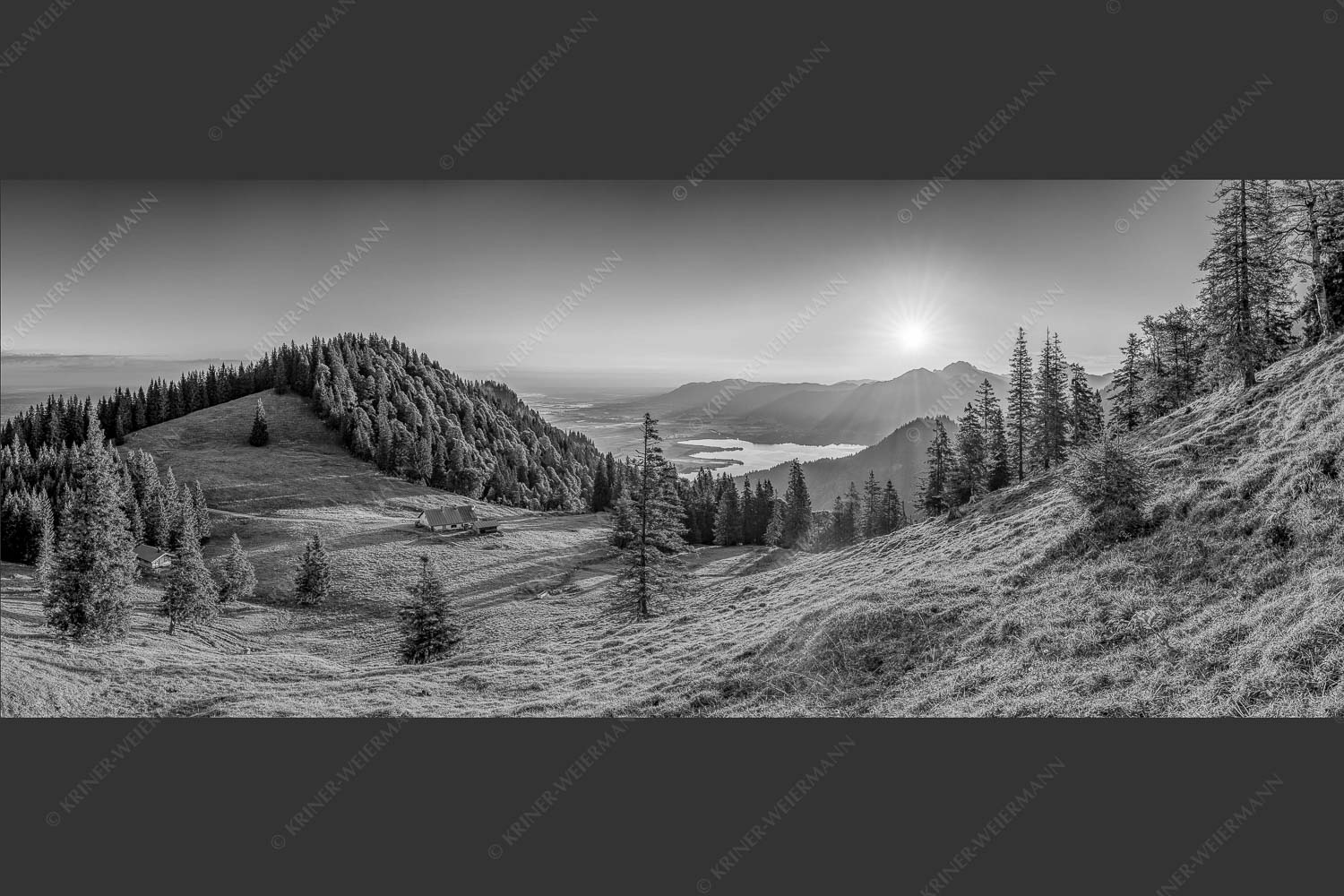 Herrlicher Sonnenaufgang auf der Kaseralm mit Blick auf den Kochelsee - Morgensymphonie 2,5:1 sw -- Kaseralm unter Heimgarten - mehr Infos bei www.Kriner-Weiermann.de