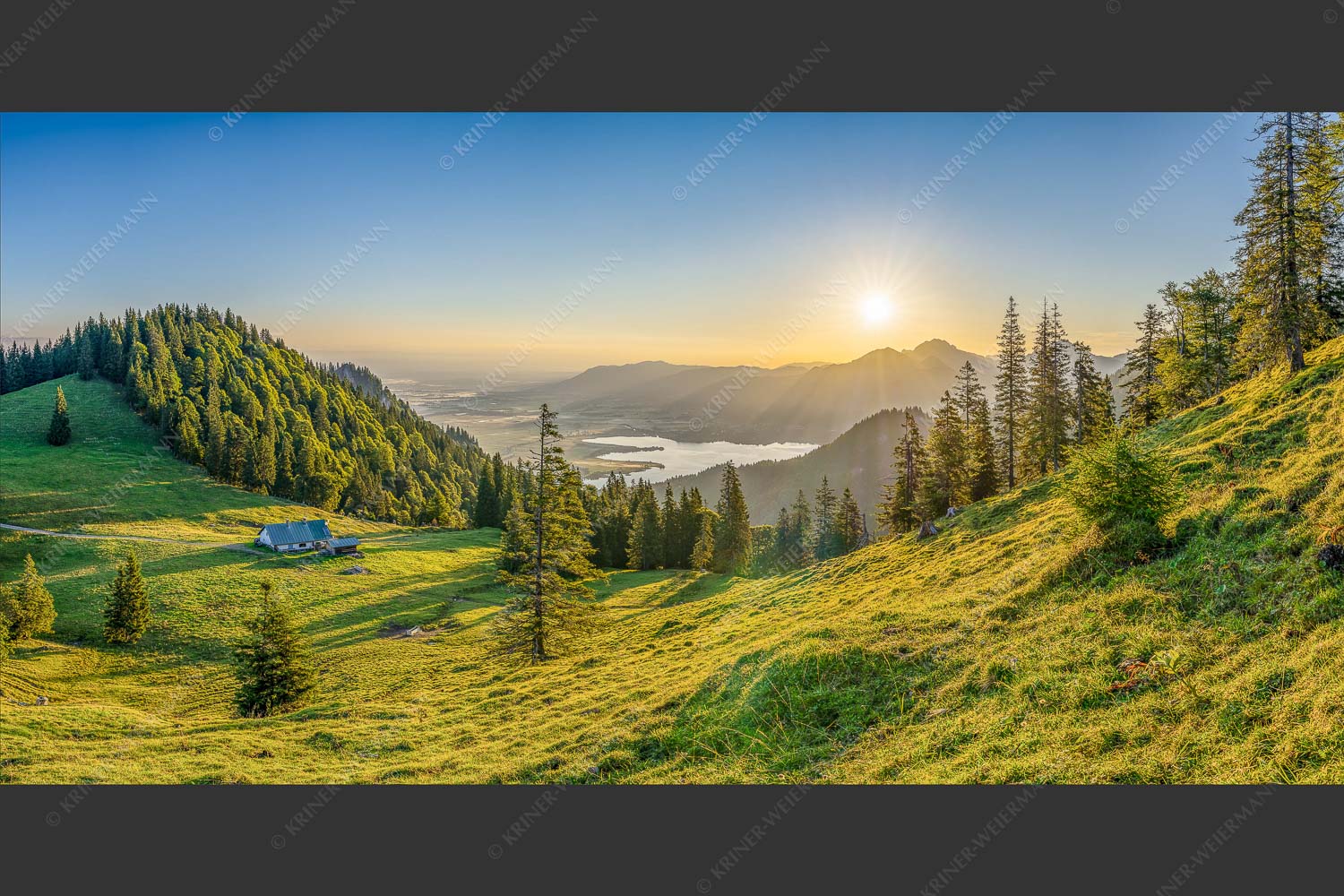 Sonnenaufgang bei der Kaseralm über Kochelsee - Morgensymphonie 2:1  -- Kaseralm unter Heimgarten - mehr Infos bei www.Kriner-Weiermann.de