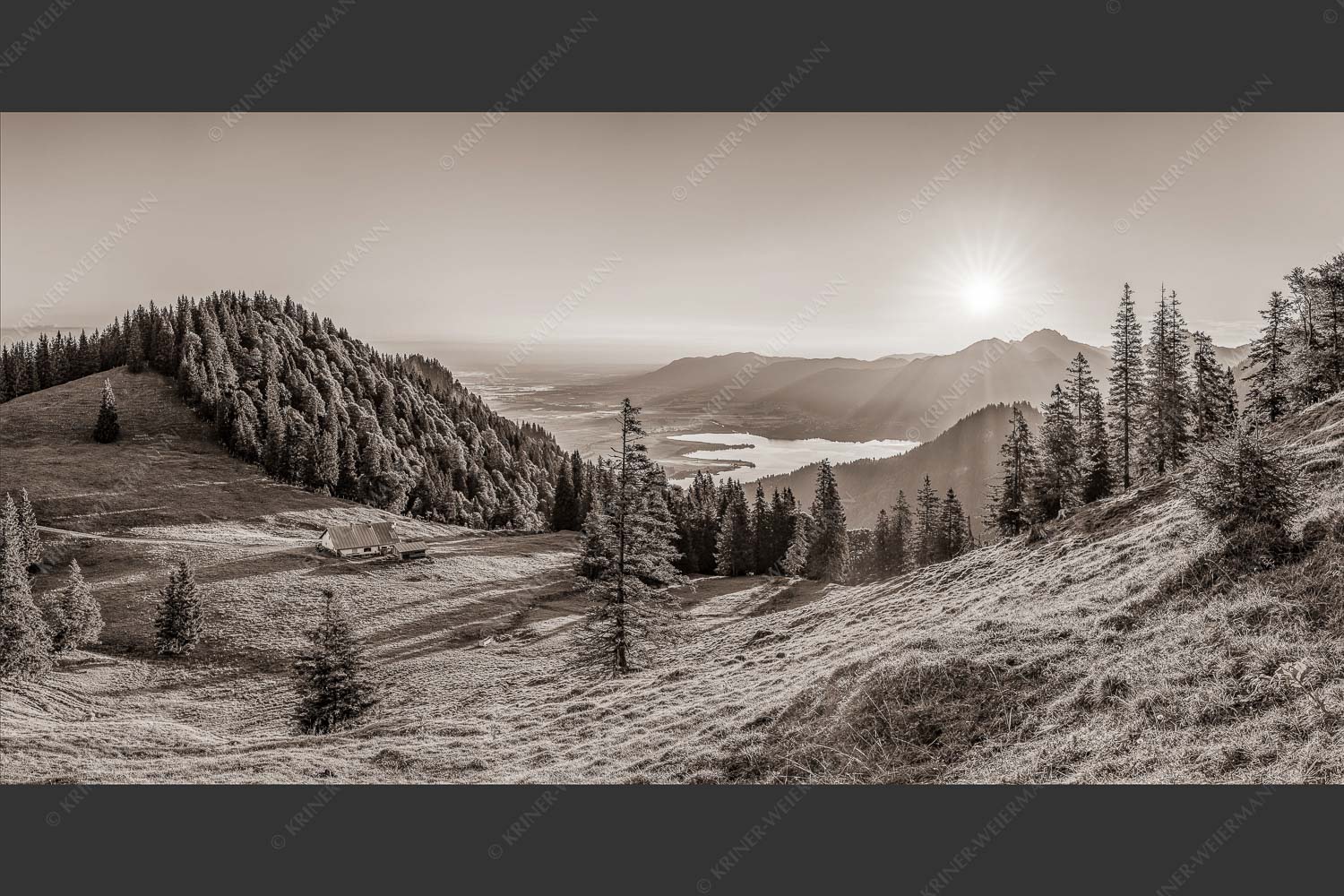 Herrlicher Sonnenaufgang auf der Kaseralm mit Blick auf den Kochelsee - Morgensymphonie 2:1 sepia -- Kaseralm unter Heimgarten - mehr Infos bei www.Kriner-Weiermann.de