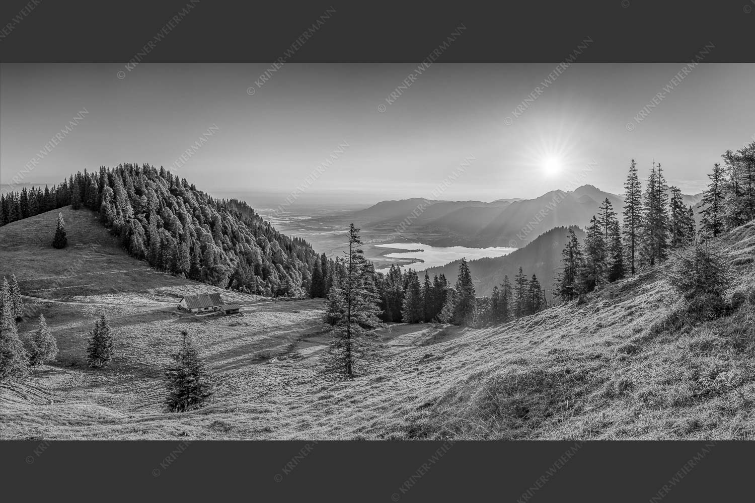Herrlicher Sonnenaufgang auf der Kaseralm mit Blick auf den Kochelsee - Morgensymphonie 2:1 sw -- Kaseralm unter Heimgarten - mehr Infos bei www.Kriner-Weiermann.de