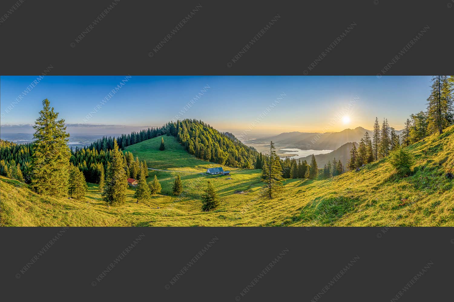 Sonnenaufgang bei der Kaseralm über Kochelsee - Morgensymphonie 3:1  -- Kaseralm unter Heimgarten - mehr Infos bei www.Kriner-Weiermann.de