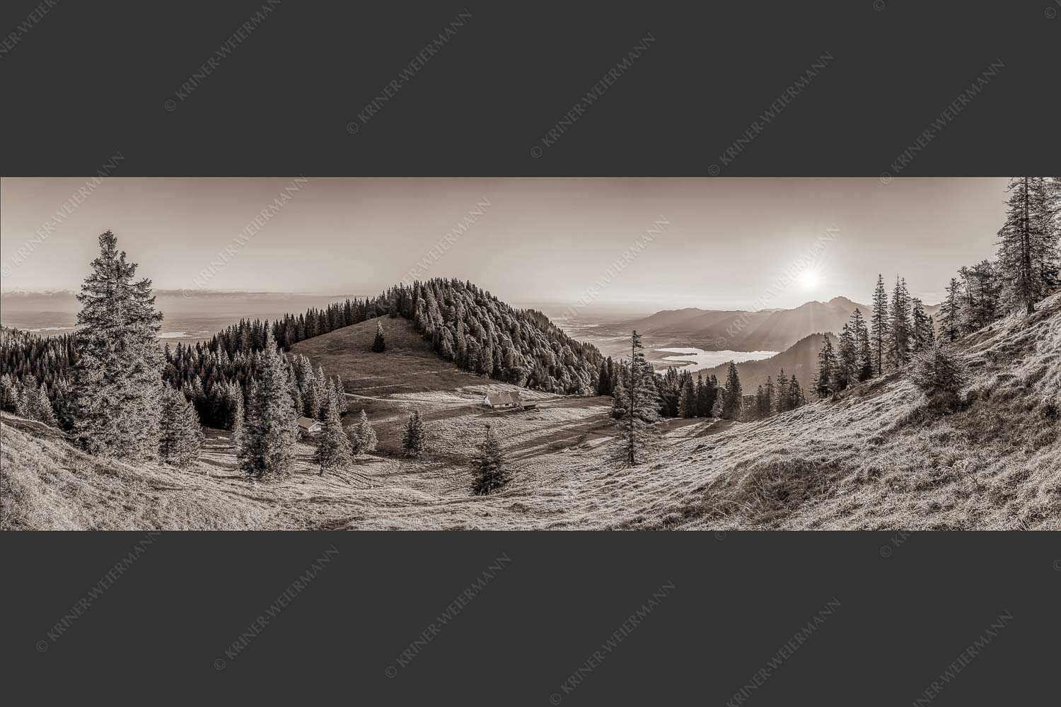 Herrlicher Sonnenaufgang auf der Kaseralm mit Blick auf den Kochelsee - Morgensymphonie 3:1 sepia -- Kaseralm unter Heimgarten - mehr Infos bei www.Kriner-Weiermann.de