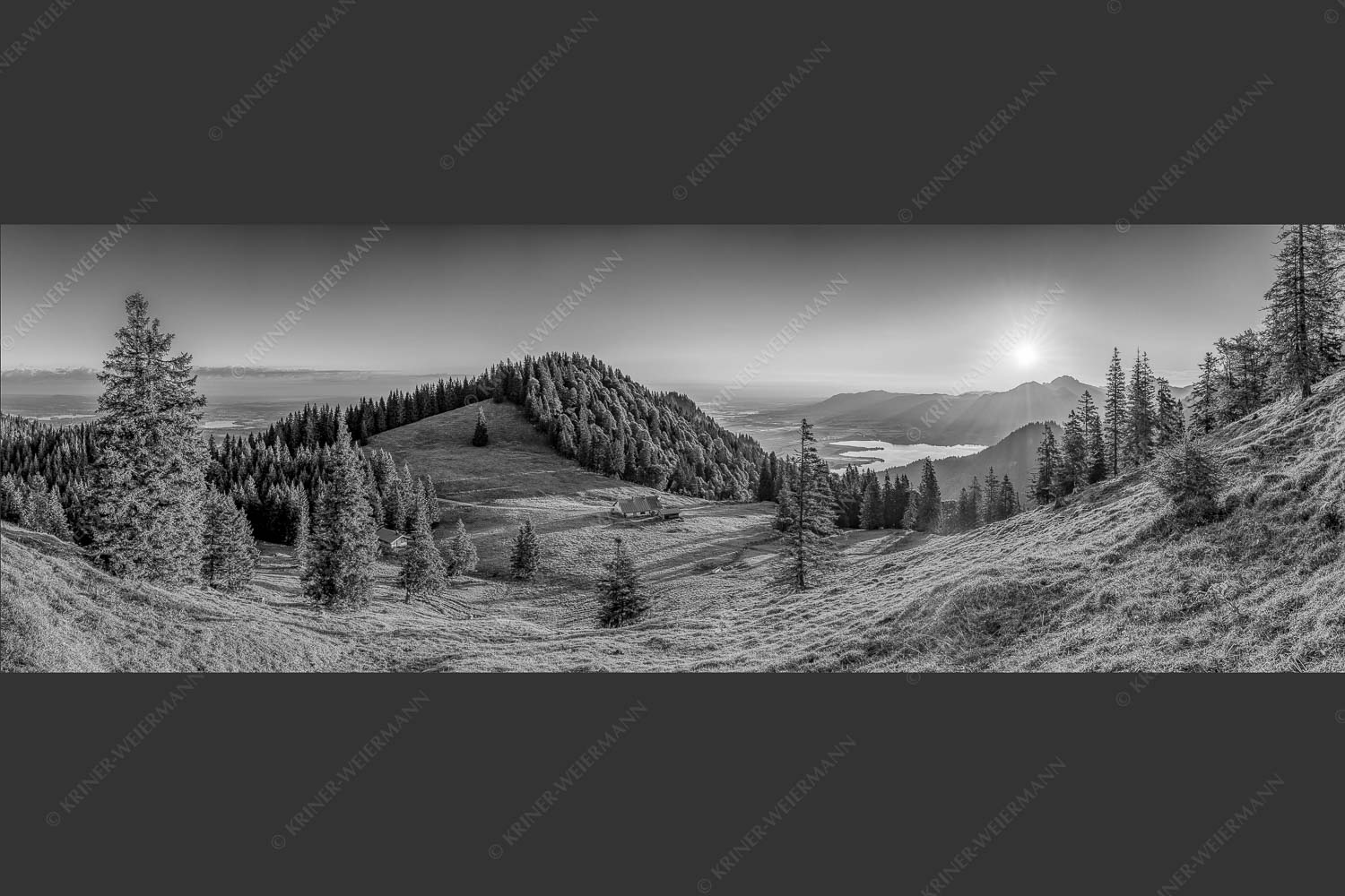 Herrlicher Sonnenaufgang auf der Kaseralm mit Blick auf den Kochelsee - Morgensymphonie 3:1 sw -- Kaseralm unter Heimgarten - mehr Infos bei www.Kriner-Weiermann.de