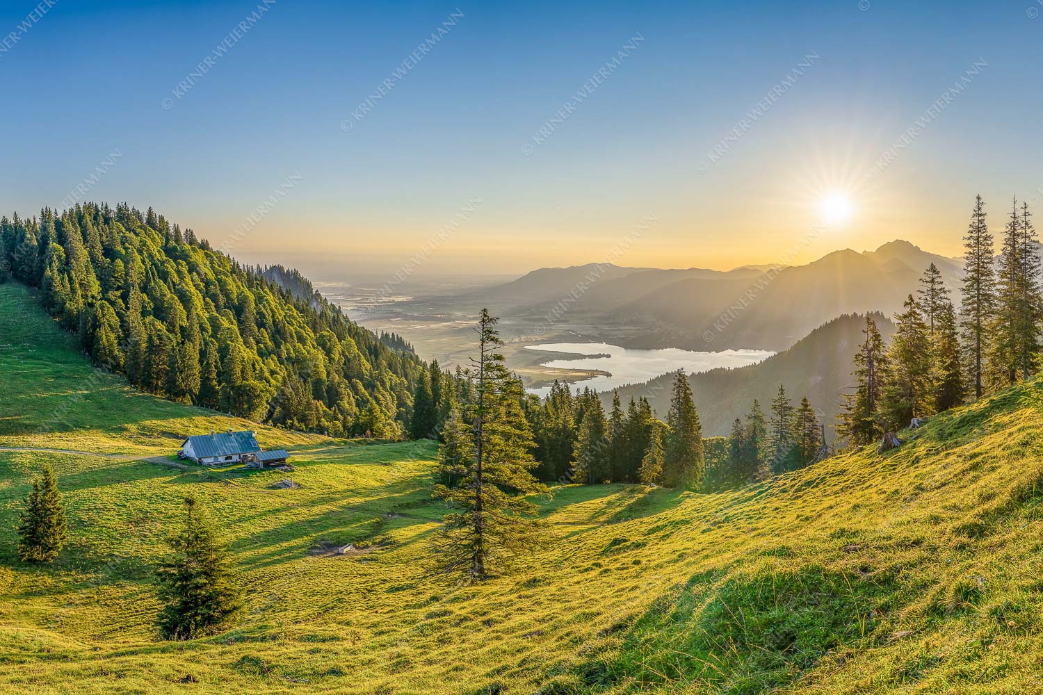 Sonnenaufgang bei der Kaseralm über Kochelsee - Morgensymphonie 3:2  -- Kaseralm unter Heimgarten - mehr Infos bei www.Kriner-Weiermann.de