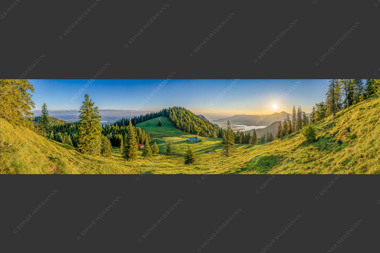 Sonnenaufgang bei der Kaseralm über Kochelsee - Morgensymphonie 4:1  -- Kaseralm unter Heimgarten - mehr Infos bei www.Kriner-Weiermann.de