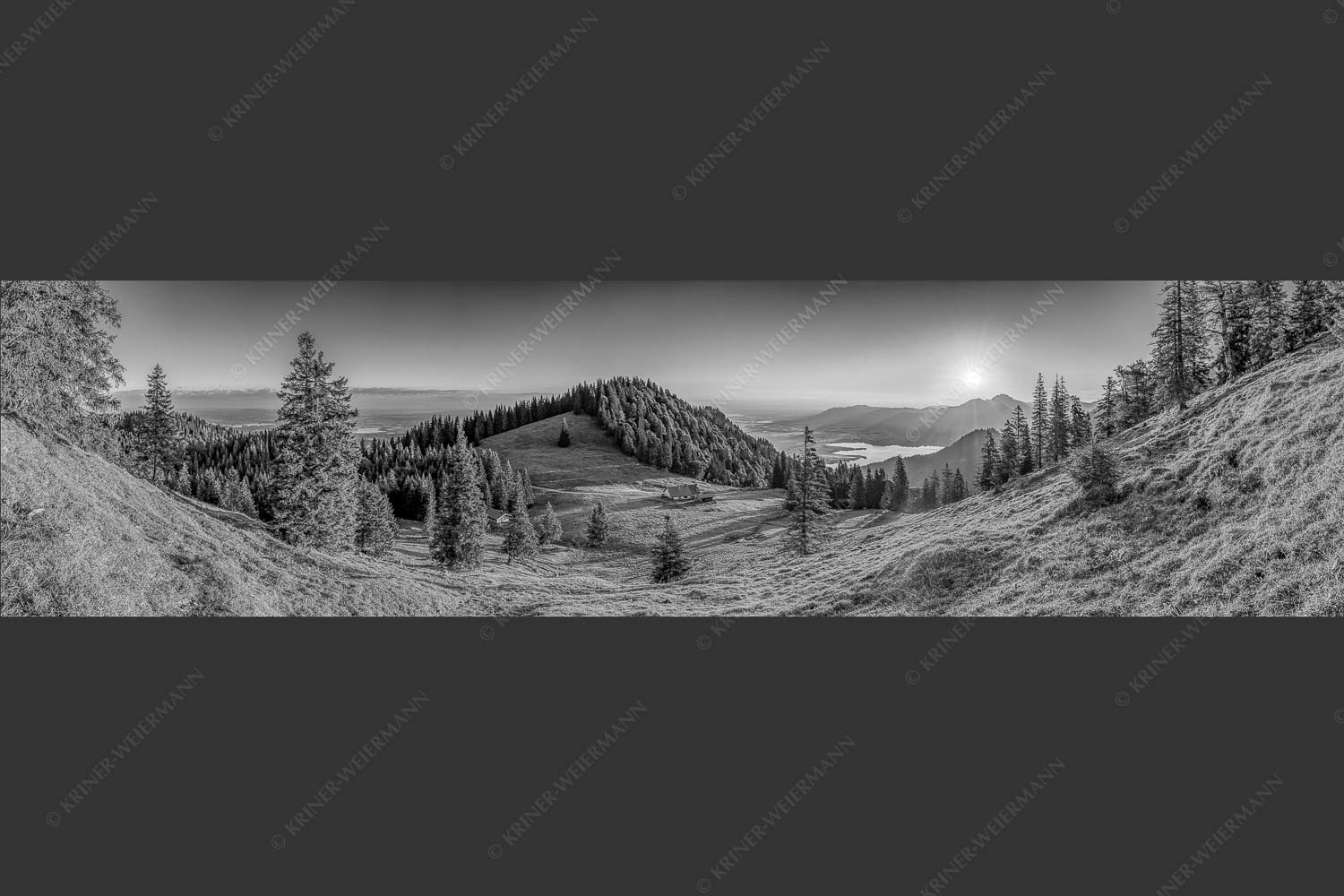 Herrlicher Sonnenaufgang auf der Kaseralm mit Blick auf den Kochelsee - Morgensymphonie 4:1 sw -- Kaseralm unter Heimgarten - mehr Infos bei www.Kriner-Weiermann.de