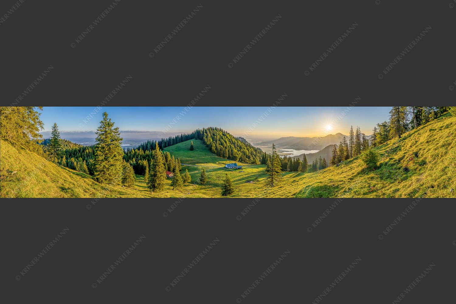 Sonnenaufgang bei der Kaseralm über Kochelsee - Morgensymphonie 5:1  -- Kaseralm unter Heimgarten - mehr Infos bei www.Kriner-Weiermann.de